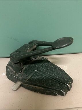 Vintage Wilson Jones Marvel 60 2-Hole Punch Cast Iron Green Office